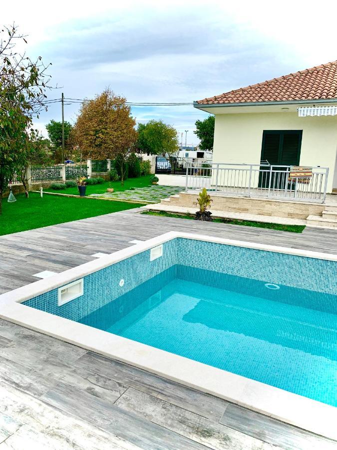Holiday Home Endi Unesic Luaran gambar
