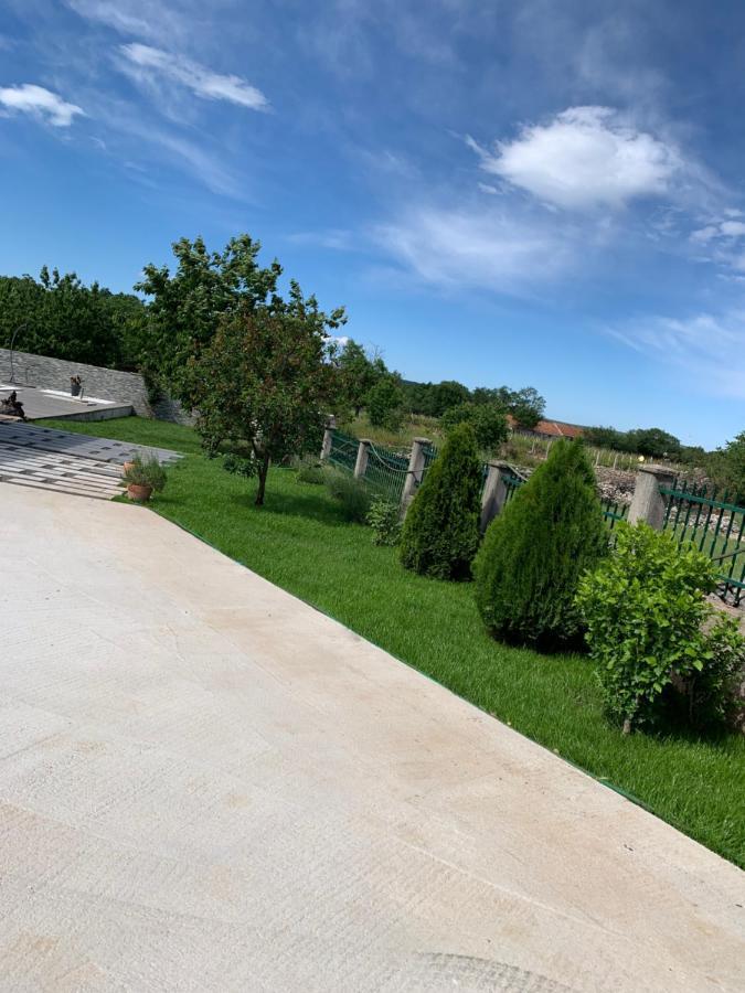 Holiday Home Endi Unesic Luaran gambar