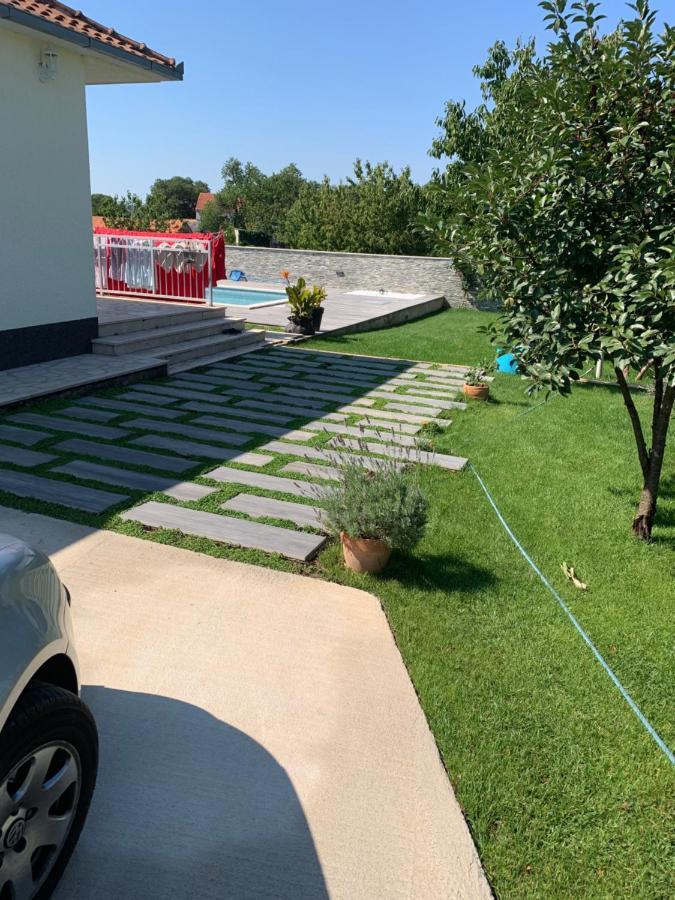 Holiday Home Endi Unesic Luaran gambar