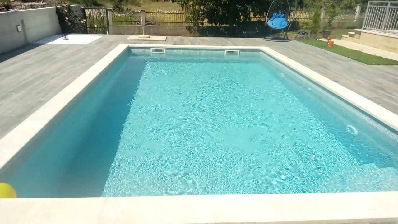 Holiday Home Endi Unesic Luaran gambar