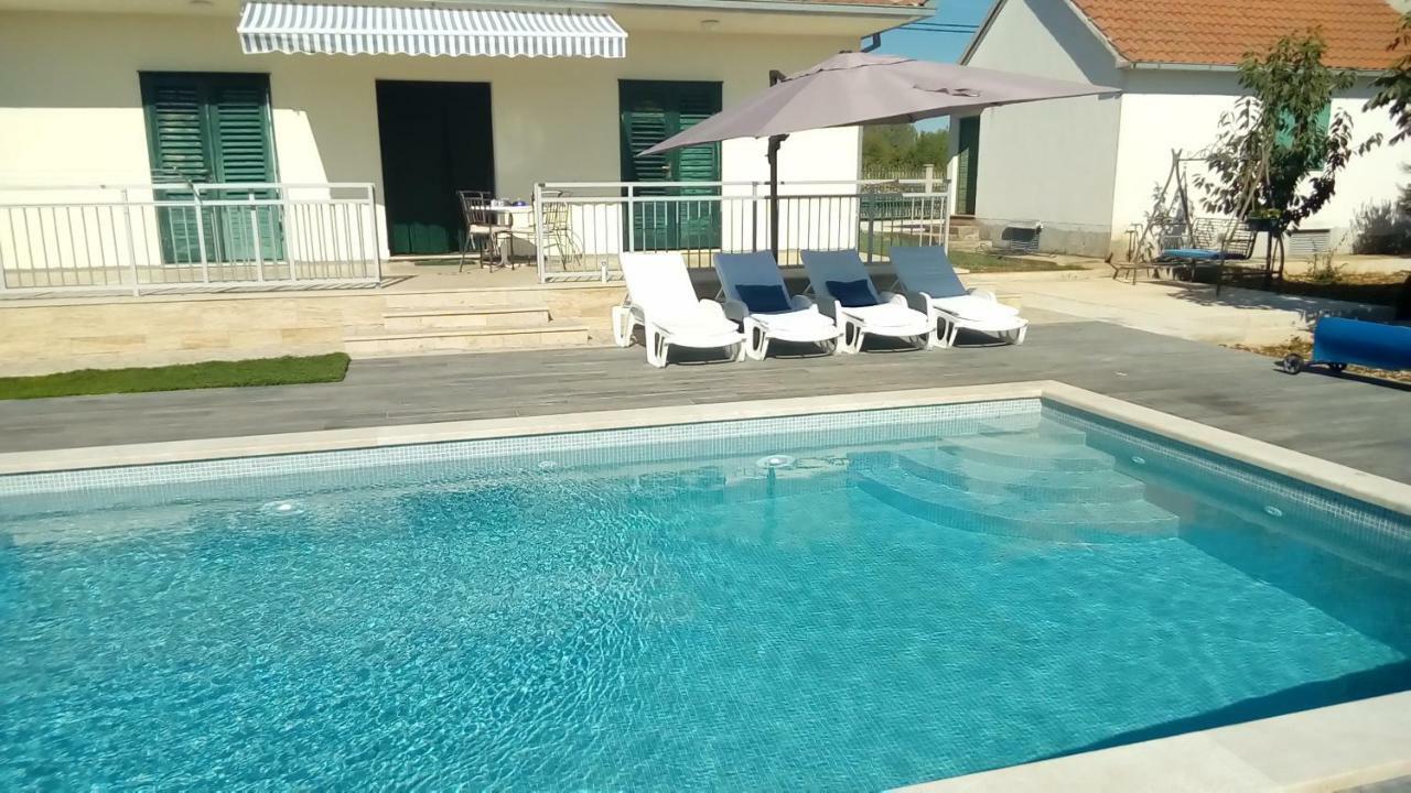 Holiday Home Endi Unesic Luaran gambar